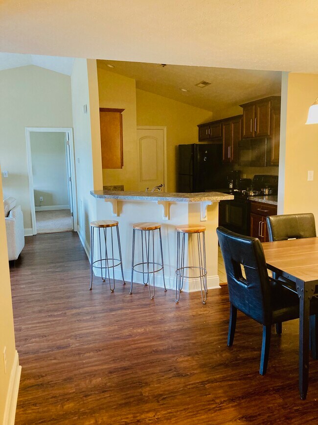view of kitchen/ eating area from near entrance - 100 Capstone Dr