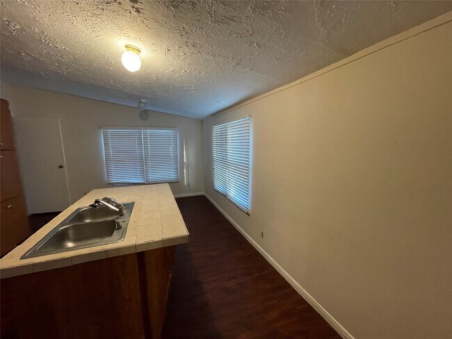 Foto del edificio - 16658 Meadowcroft St