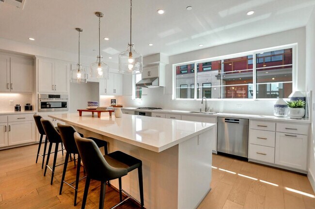 Foto del edificio - 15017 Briggs Ct