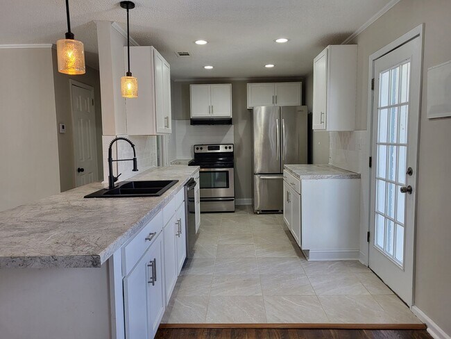 Foto del edificio - 4 bedroom home in Charlotte