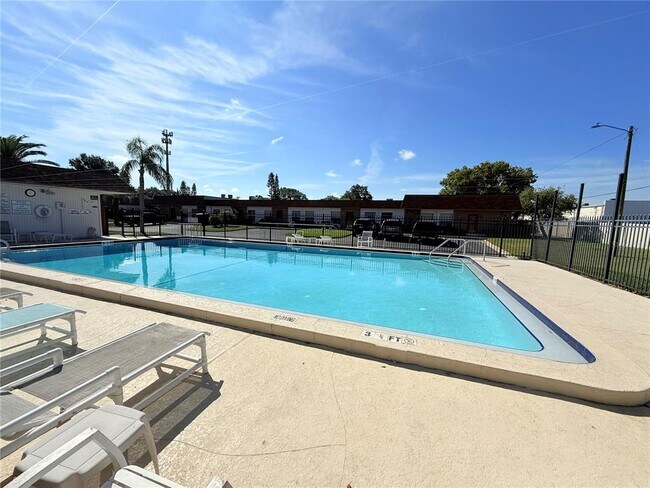 Building Photo - 6125 Chesham Dr