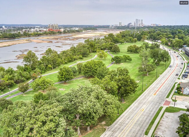 Building Photo - 2 Bed | 2 Bath in Midtown!