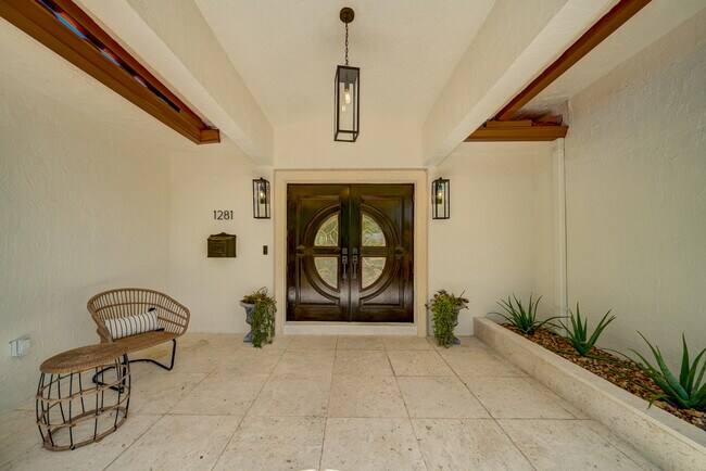 Double door entrance, great for moving furniture - 1281 Nightingale Ave