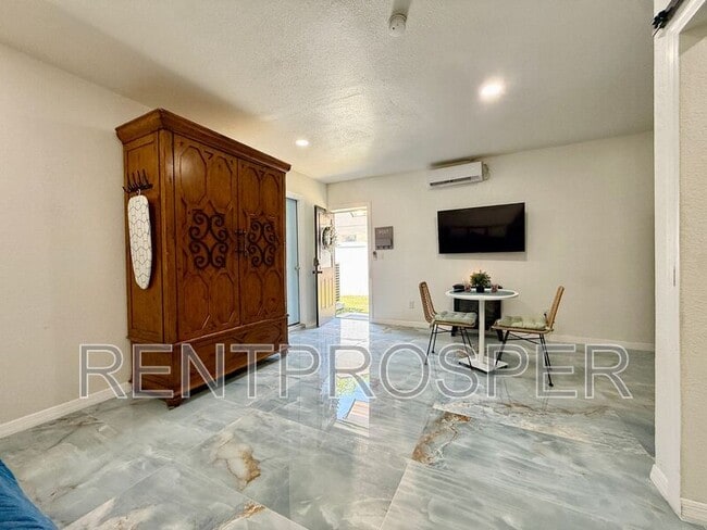 Building Photo - 628 Riverwoods Cir