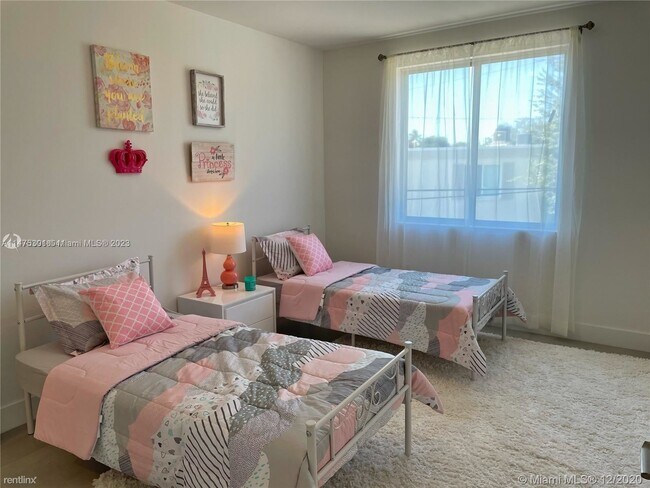 Building Photo - 3 br, 2.5 bath Townhome - 811 SE 14th St # 0
