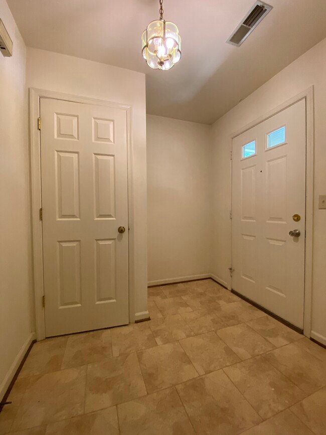 Building Photo - 1002 Huntwood Ln