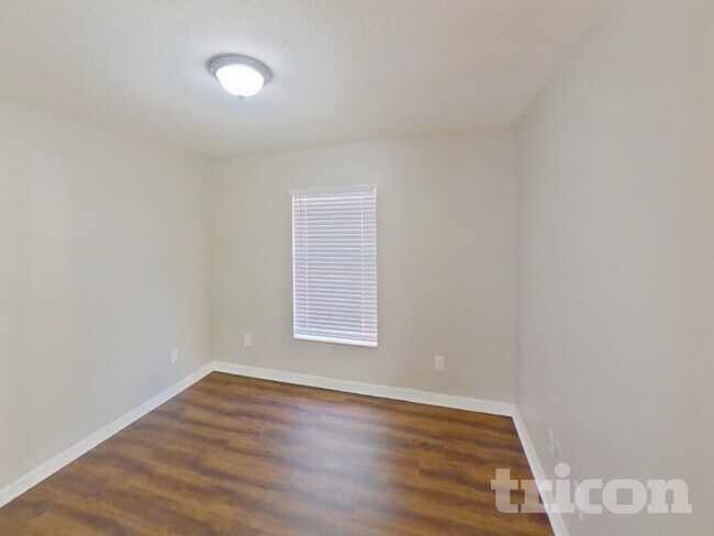 Foto del edificio - 1002 E 108th Ave