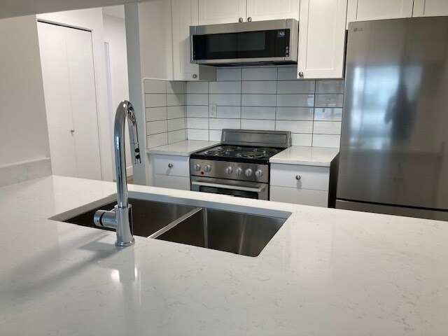 Photo du bâtiment - Prime Fairview Living | Patio Suites Steps to SkyTrain & Downtown