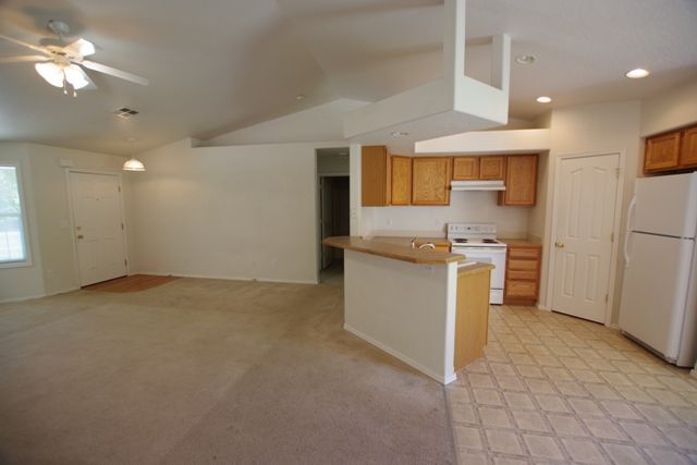 Building Photo - 256 E Black Hawk Dr