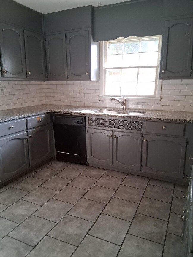 Building Photo - Center Point/Birmingham