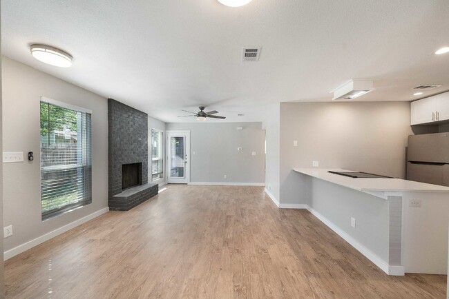 Building Photo - Modern 2 Bed, 2 Bath Multiplex in Austin, ...