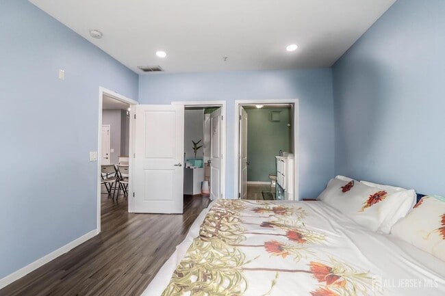 Building Photo - 613 Doral Ct