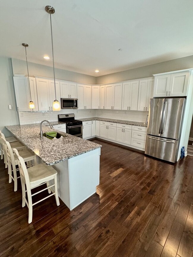 Building Photo - Modern 3 Bed, 2.5 Bath Home with Private R...