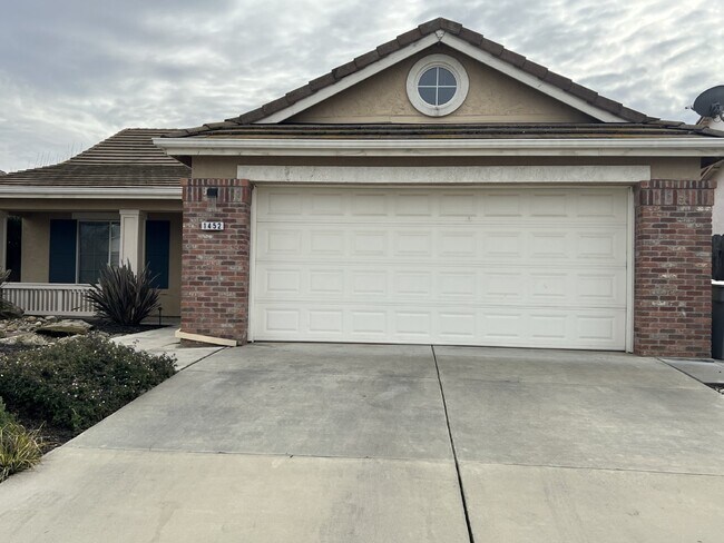Building Photo - Three Bedroom Home Sits In a Quiet Cul-De-...