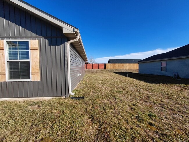 Building Photo - Beautiful home close to post