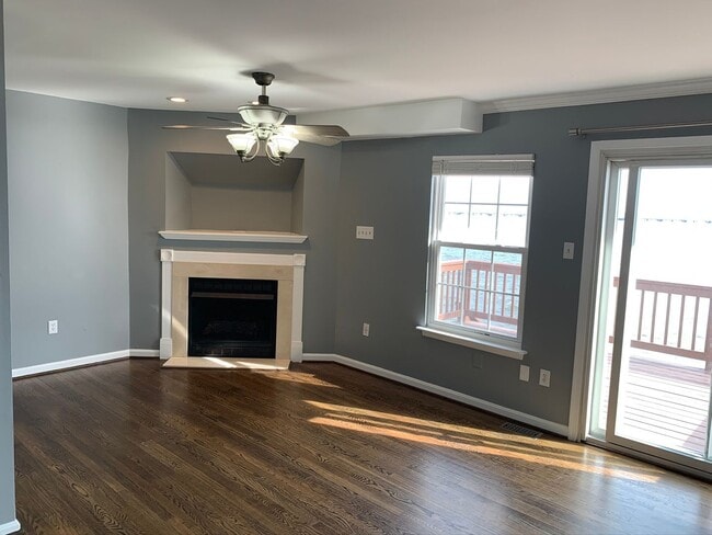 Building Photo - Gorgeous 3 BR/2 Full BA & 2 Half BA Waterf...