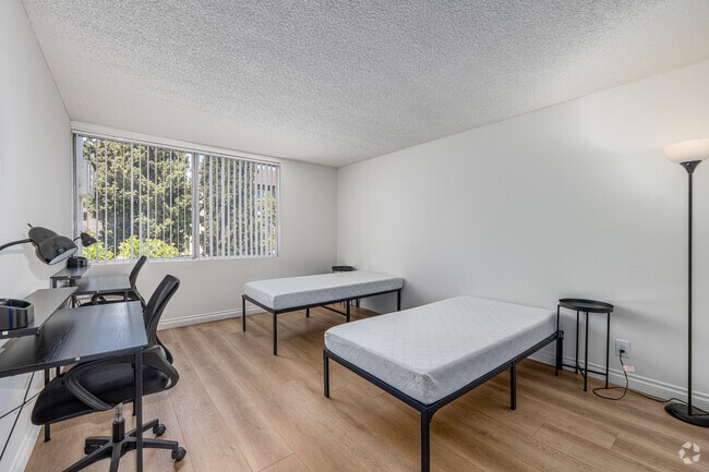 Apartamento de 2 habitaciones y 2 baños, de 335 a 950 pies cuadrados (31,6 a 89,4 metros cuadrados), con dormitorio principal. - Mardi Gras Apartments