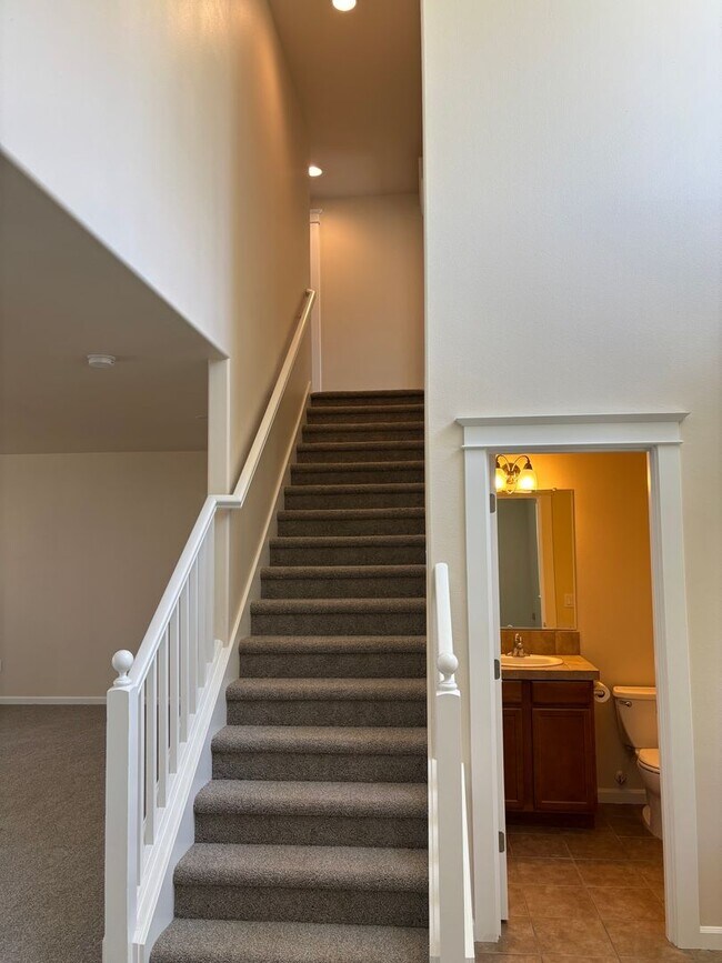 Building Photo - Newly updated home in SW Bend with large b...