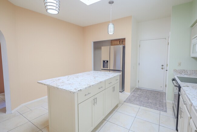 Building Photo - 1060 W Calle De Pitahaya