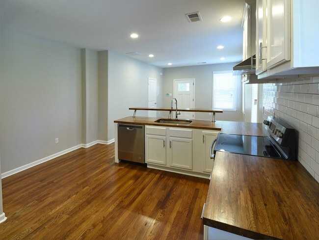 Foto del edificio - 1 Bedroom, 1 Bathroom Duplex Near Stone Wall and N Avalon