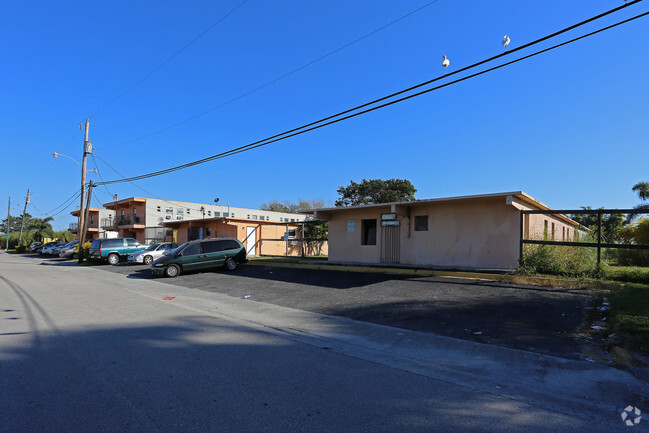 Building Photo - Streamline Apartments