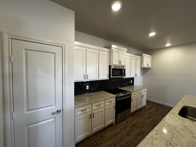 Foto del edificio - Luxury Townhome in Abbey Glen Community!