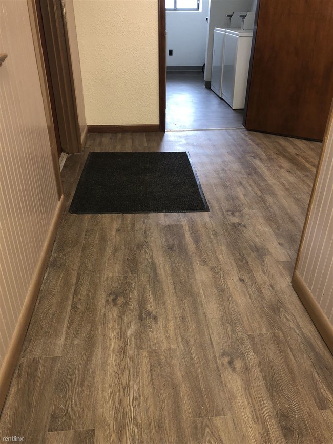 Foto del edificio - 1 br, 1 bath  - 7621 Noblestown Rd 4