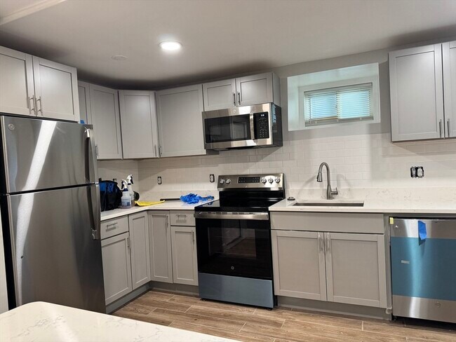 Building Photo - 24 W Tremlett St