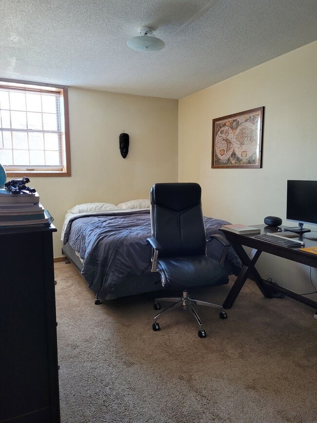 Building Photo - Spacious Downtown One Bedroom