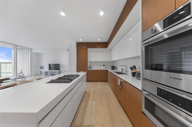 Foto del edificio - 313 W 17th St