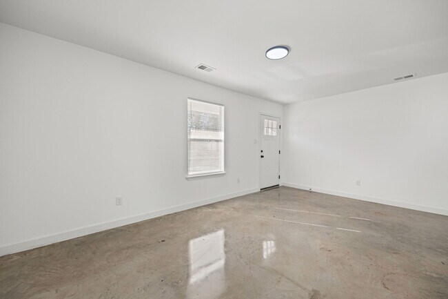 Building Photo - 2853-2855 CHOCTAW AVE