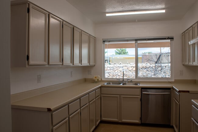 Building Photo - 10709 Lobo Ln