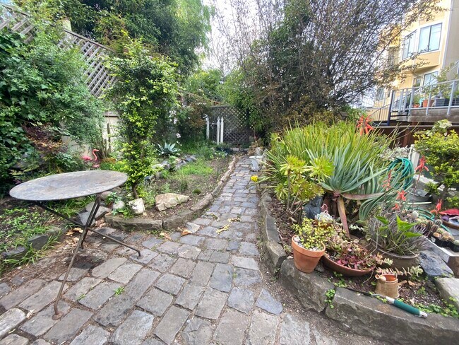 Garden Path - 2 Madera St