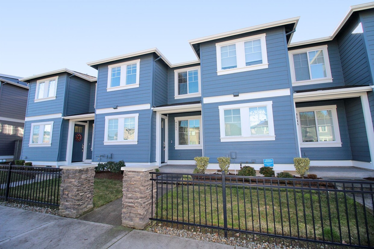 Primary Photo - Impeccable 3 Bed/2.5 Bath Townhome located...