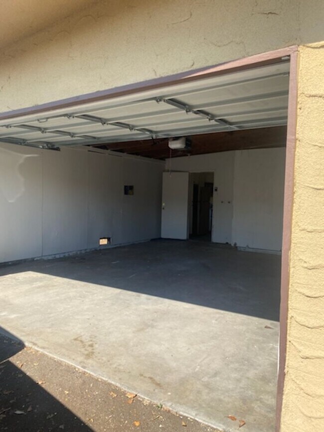 Building Photo - h2243