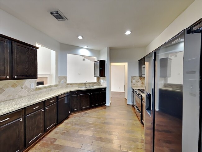 Foto del edificio - 3719 Pine Lake Dr