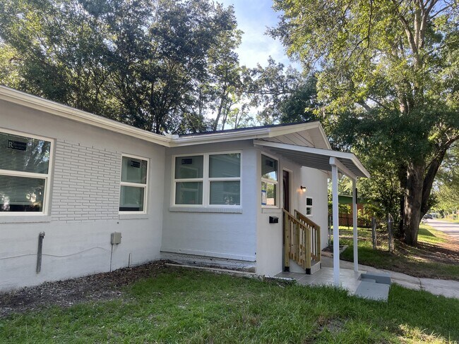 Building Photo - 2504 Danson St