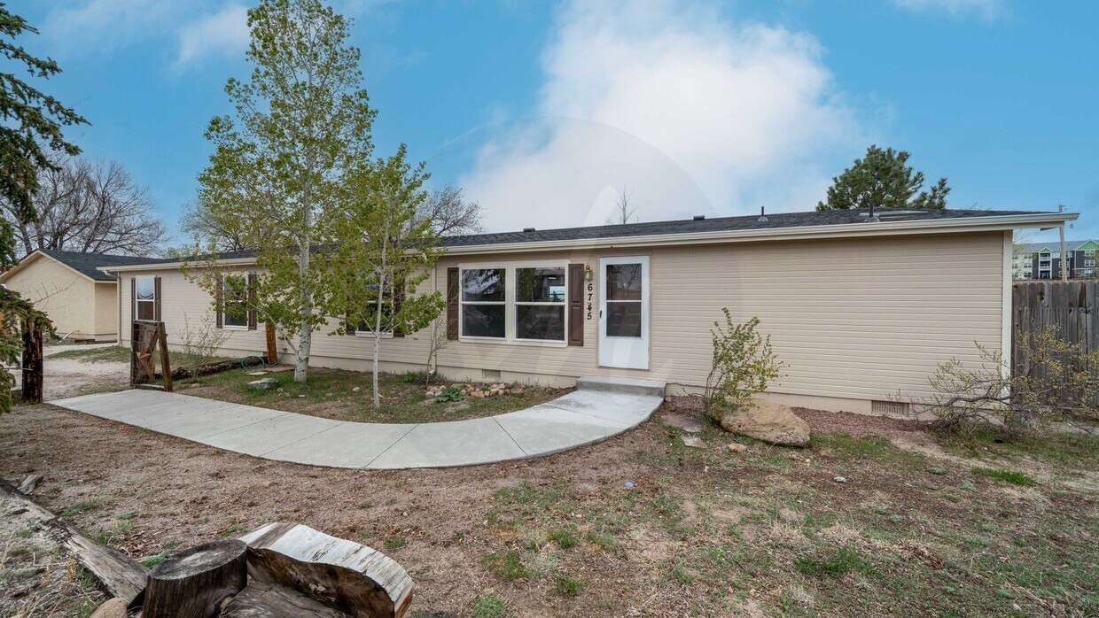 Primary Photo - Spacious 4 Bedroom Near Woodman & Black Fo...