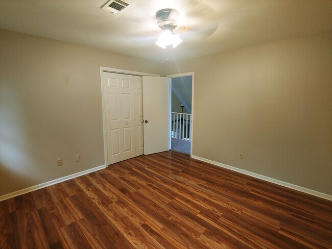 Building Photo - 8 Hickory Ln