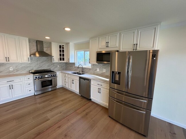 Building Photo - Stunning 4-Bedroom Home with Designer Fini...