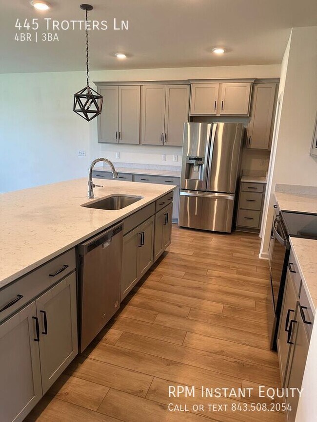 Foto del edificio - 445 Trotters Ln