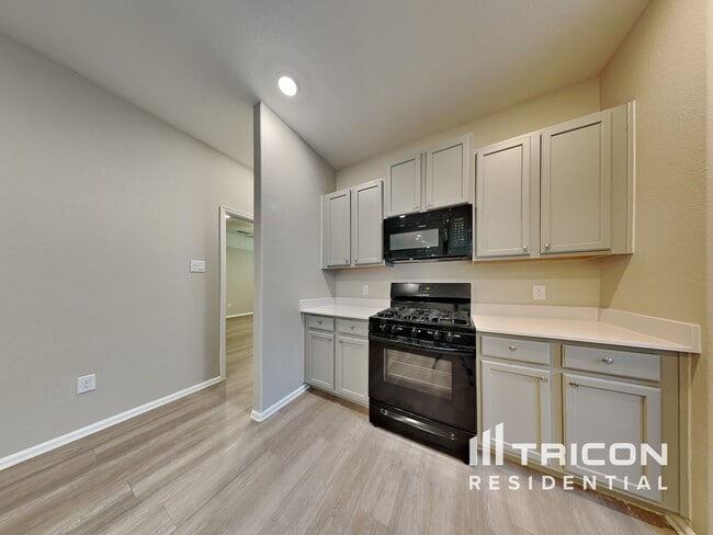 Building Photo - 10487 Pineland Dr