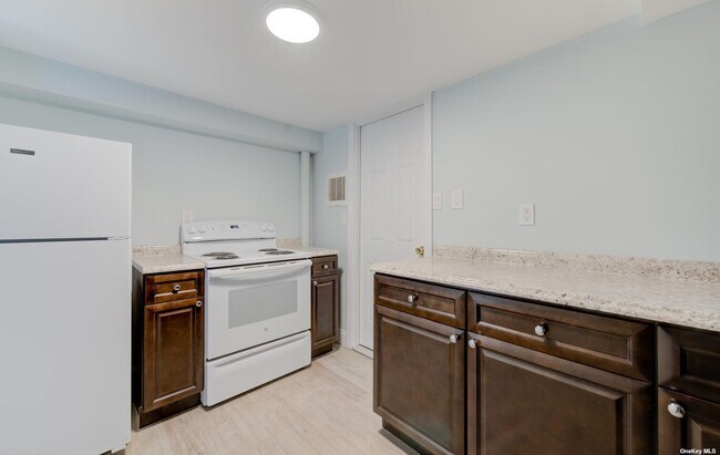 Building Photo - 40 Peachtree Ln