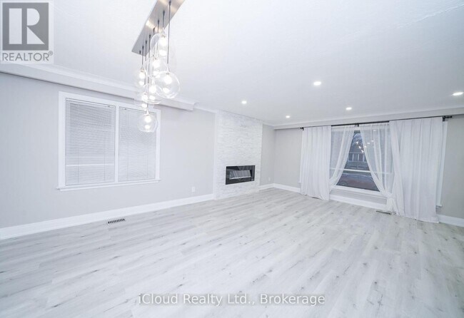 Building Photo - 22 Decarie Cir