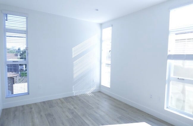 Building Photo - 5132 Cahuenga Blvd