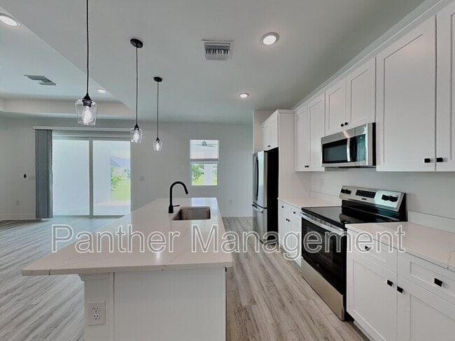 Building Photo - 1422 NE 33rd Ln