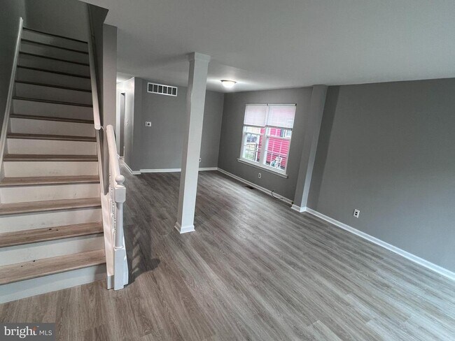 Building Photo - 114 Gloucester Ave