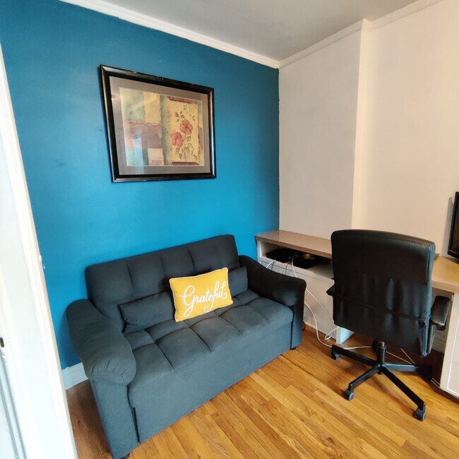 Office/Living room - 6901 S Oglesby Ave