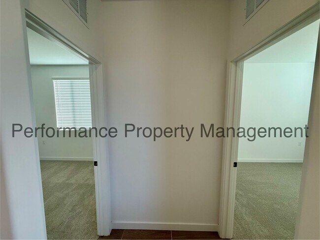 Foto del edificio - Gorgeous 5 Bed/3 Bath New Construction in Gossimer Grove w/ Solar