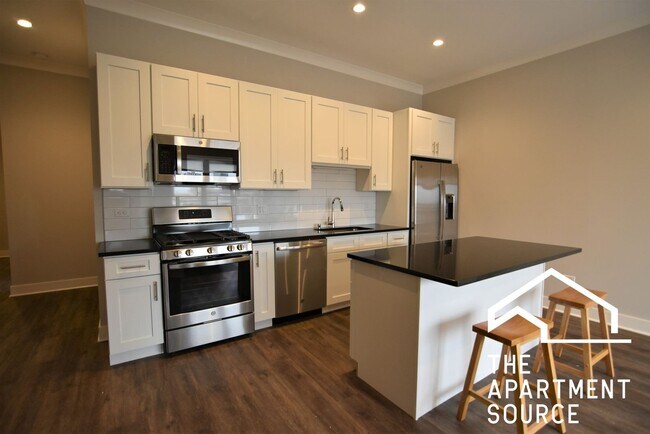 Foto del edificio - 927 W Irving Park Rd